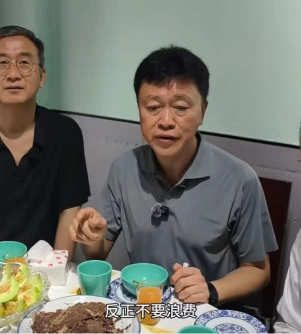 炒股配资知识网 区委书记请客吃饭，正常消费不怕大大方方展示